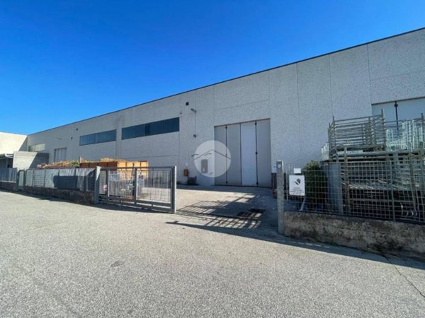 locale commerciale in vendita a Lonato del Garda in zona Centenaro