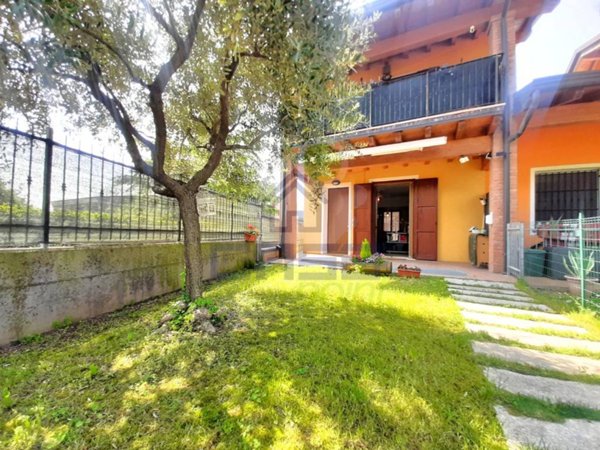 casa indipendente in vendita a Lonato del Garda in zona Cominello