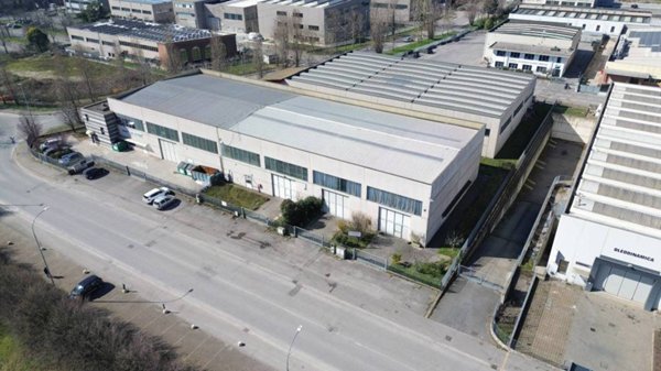 locale commerciale in vendita a Lonato del Garda