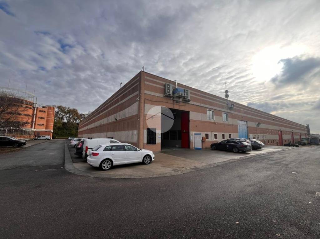 locale commerciale in vendita a Lonato del Garda