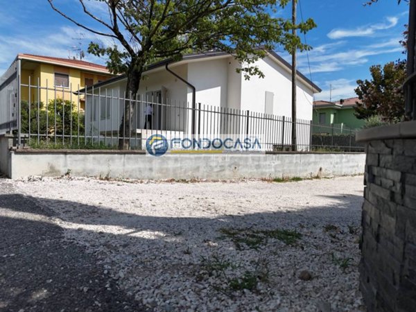 casa indipendente in vendita a Lonato del Garda