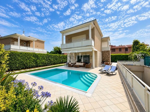 casa indipendente in vendita a Lonato del Garda in zona Barcuzzi