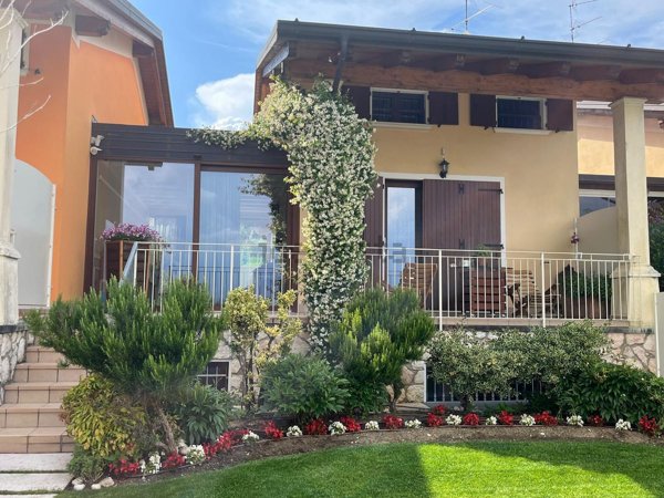 casa indipendente in vendita a Lonato del Garda in zona Barcuzzi