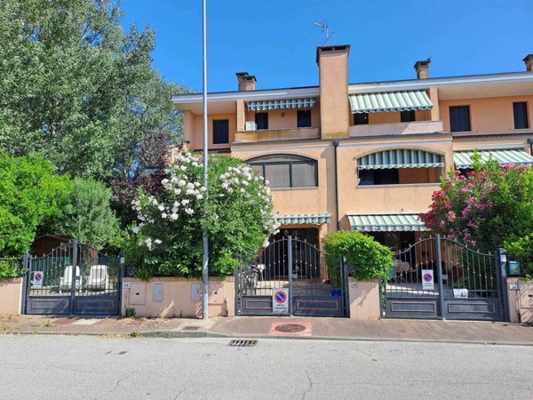 casa indipendente in vendita a Lonato del Garda in zona Lido