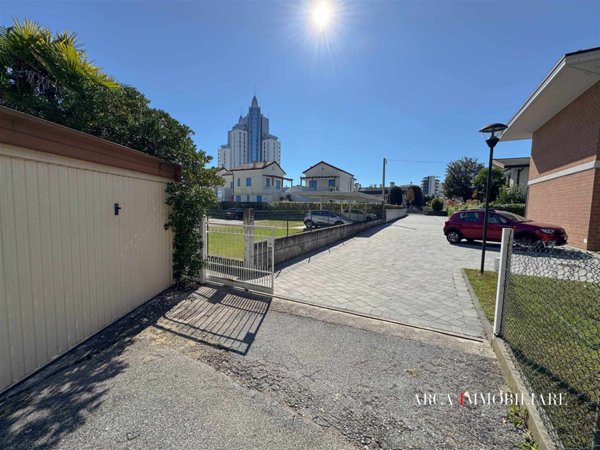 casa indipendente in vendita a Lonato del Garda in zona Lido