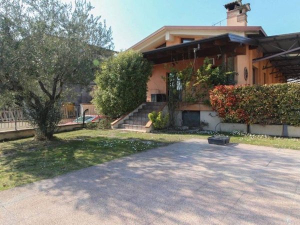 casa indipendente in vendita a Lonato del Garda