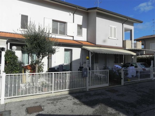 casa indipendente in vendita a Lonato del Garda in zona Lido