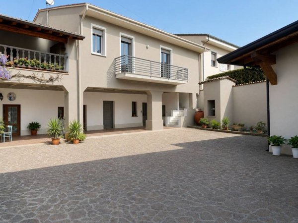 casa indipendente in vendita a Lonato del Garda