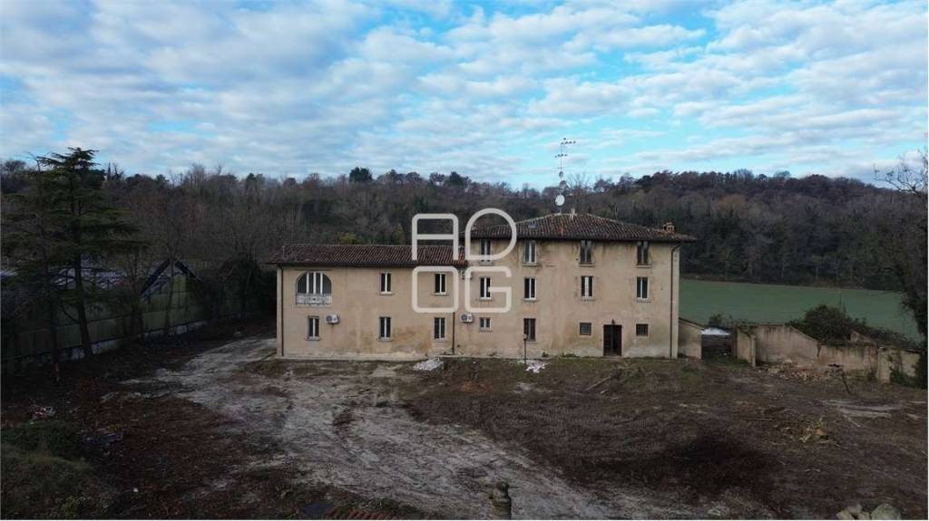 casa indipendente in vendita a Lonato del Garda in zona Centenaro