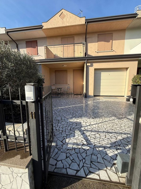 casa indipendente in vendita a Lonato del Garda