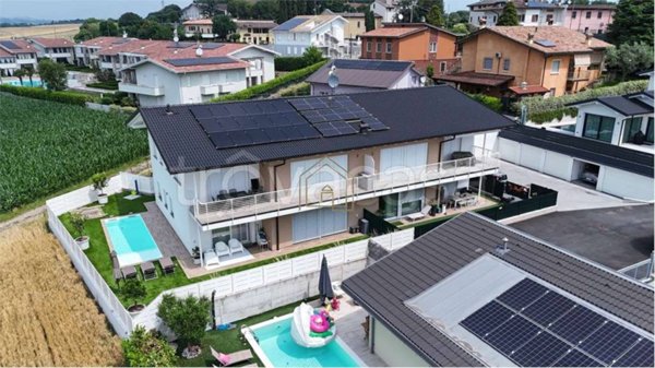 appartamento in vendita a Lonato del Garda in zona Castel Venzago