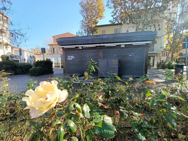 negozio in vendita a Lonato del Garda in zona Lido