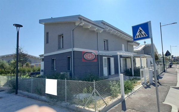 casa indipendente in vendita a Lonato del Garda in zona Lido