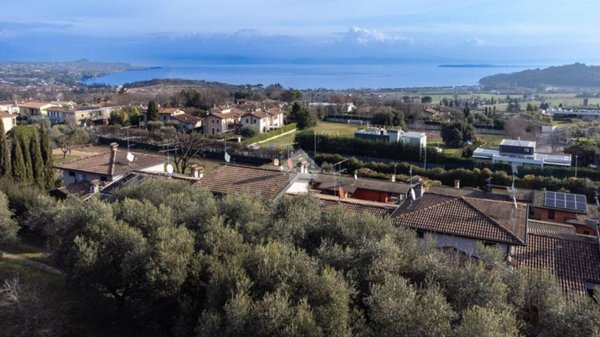 casa indipendente in vendita a Lonato del Garda in zona Barcuzzi