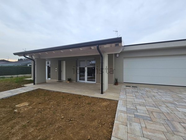 casa indipendente in vendita a Lonato del Garda in zona Sedena