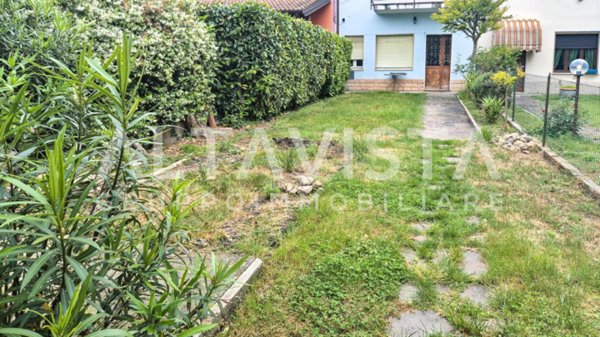 casa indipendente in vendita a Lonato del Garda in zona Esenta