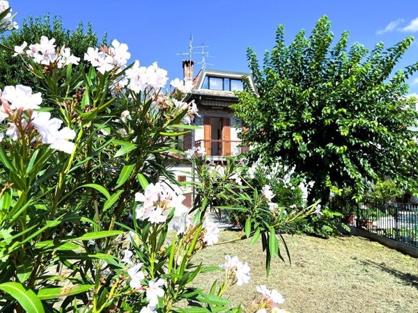 casa indipendente in vendita a Lonato del Garda in zona Barcuzzi