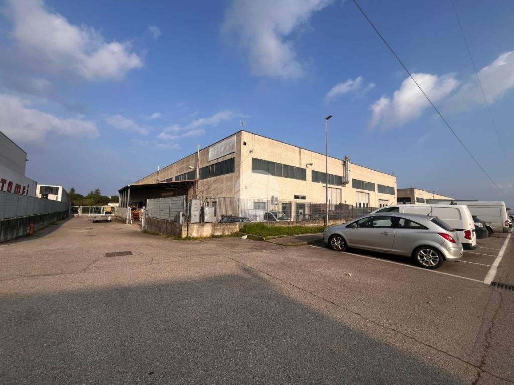 locale commerciale in vendita a Lonato del Garda