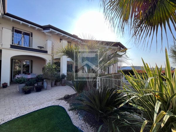 casa indipendente in vendita a Lonato del Garda in zona Sedena