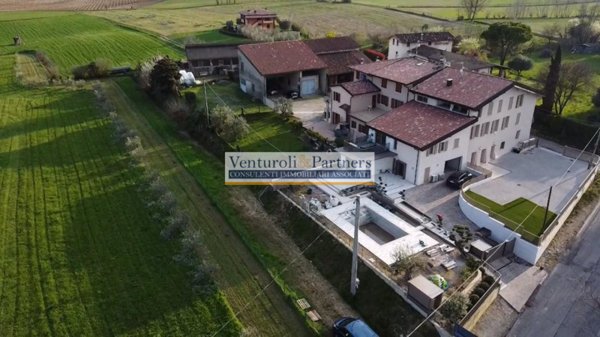 casa indipendente in vendita a Lonato del Garda in zona Maguzzano