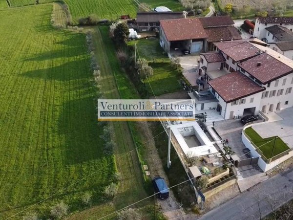 casa indipendente in vendita a Lonato del Garda in zona Maguzzano