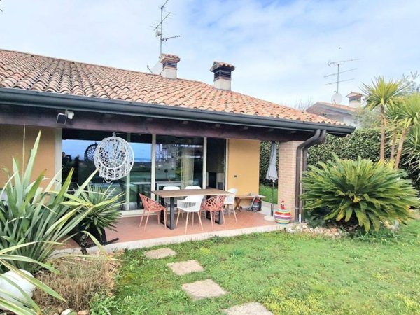 casa indipendente in vendita a Lonato del Garda in zona Barcuzzi