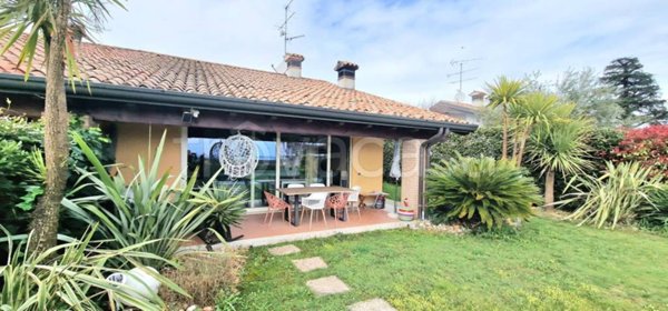 casa indipendente in vendita a Lonato del Garda in zona Barcuzzi