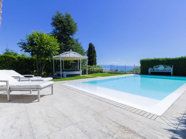 casa indipendente in vendita a Lonato del Garda in zona Barcuzzi