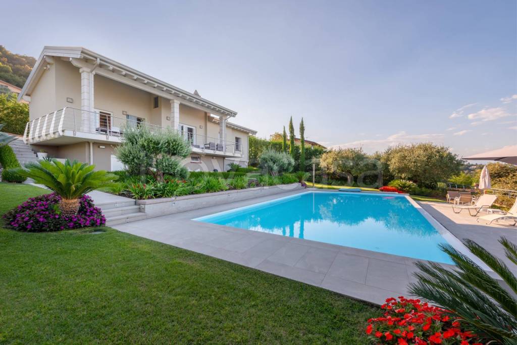 casa indipendente in vendita a Lonato del Garda in zona Barcuzzi