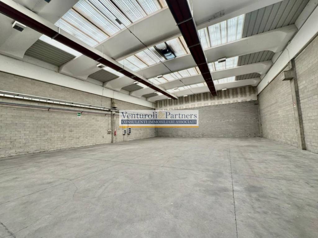 locale commerciale in vendita a Lonato del Garda