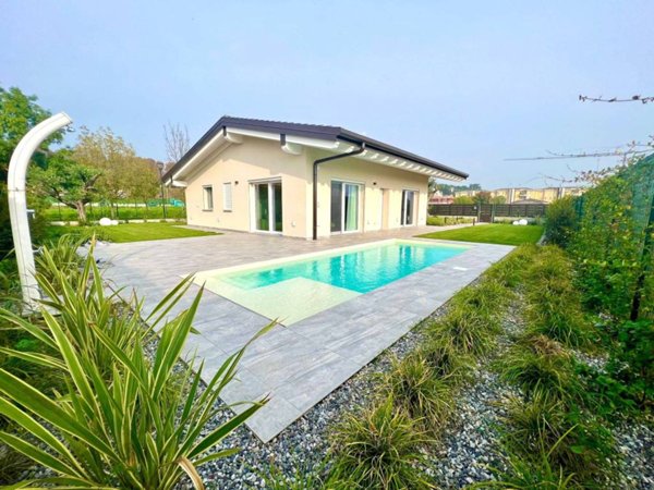 casa indipendente in vendita a Lonato del Garda in zona Salera