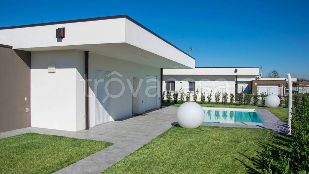 casa indipendente in vendita a Lonato del Garda