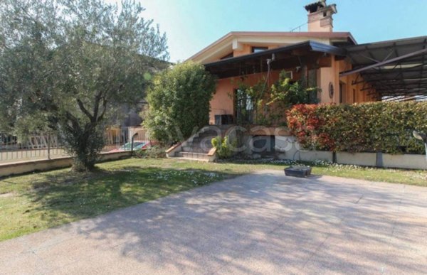 casa indipendente in vendita a Lonato del Garda in zona Lido