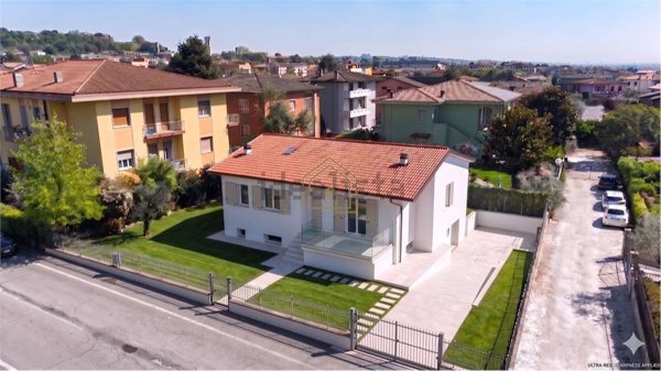 casa indipendente in vendita a Lonato del Garda