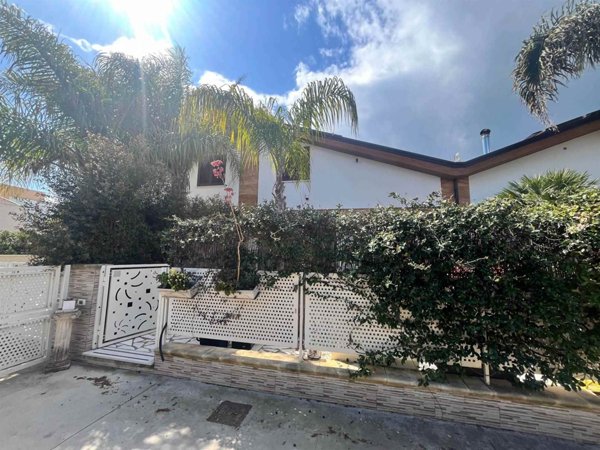 casa indipendente in vendita a Lonato del Garda in zona Lido