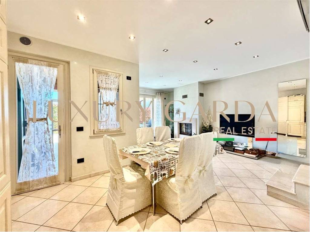casa indipendente in vendita a Lonato del Garda in zona Barcuzzi