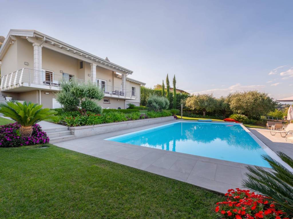 casa indipendente in vendita a Lonato del Garda in zona Barcuzzi