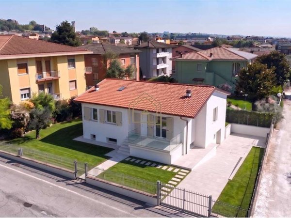casa indipendente in vendita a Lonato del Garda