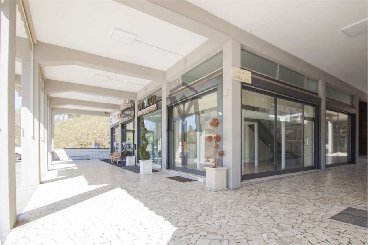 negozio in vendita a Lonato del Garda in zona San Polo