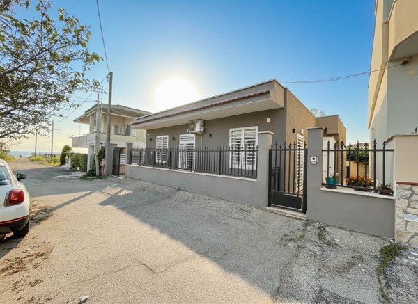 casa indipendente in vendita a Lonato del Garda in zona Lido