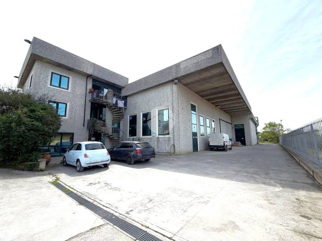locale commerciale in vendita a Lonato del Garda in zona Sedena