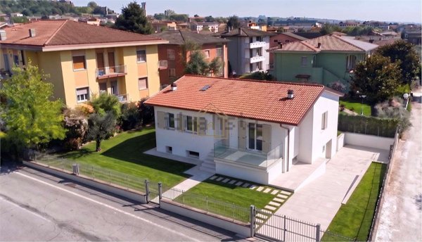 casa indipendente in vendita a Lonato del Garda