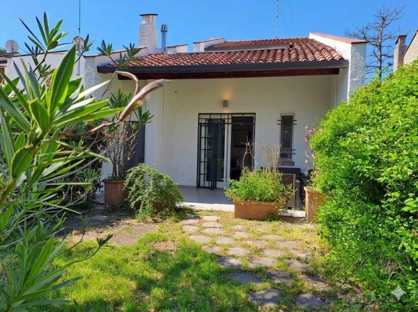 casa indipendente in vendita a Lonato del Garda in zona Lido