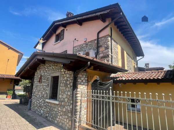 casa indipendente in vendita a Lonato del Garda in zona Barcuzzi