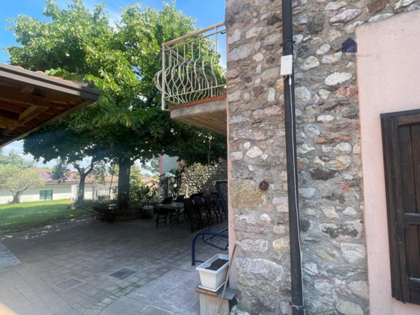 casa indipendente in vendita a Lonato del Garda in zona Barcuzzi