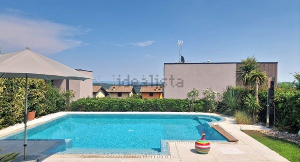 casa indipendente in vendita a Lonato del Garda in zona Barcuzzi