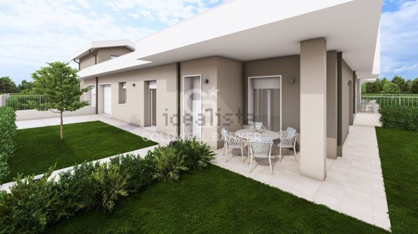 casa indipendente in vendita a Lonato del Garda in zona Sedena