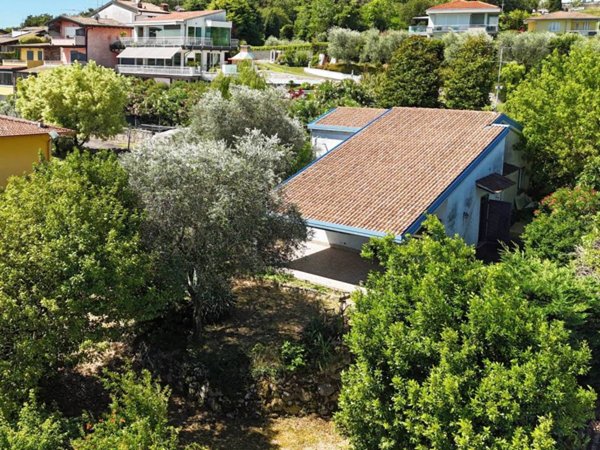 casa indipendente in vendita a Lonato del Garda in zona Barcuzzi