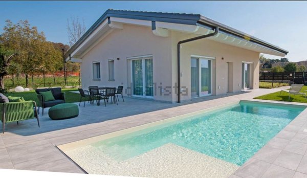 casa indipendente in vendita a Lonato del Garda in zona Lido