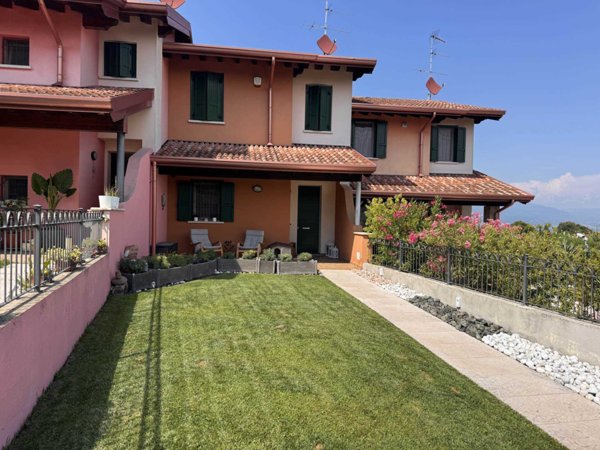 casa indipendente in vendita a Lonato del Garda in zona Barcuzzi